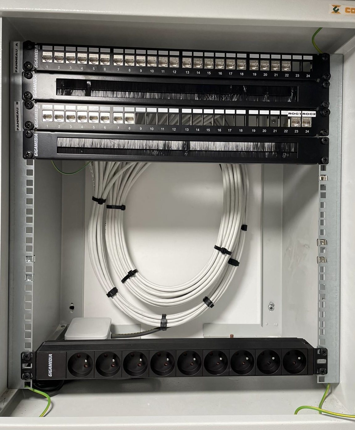 Baie de brassage informatique VDI et courants faibles (panneaux RJ45) — installation Volts & Watts, électricien