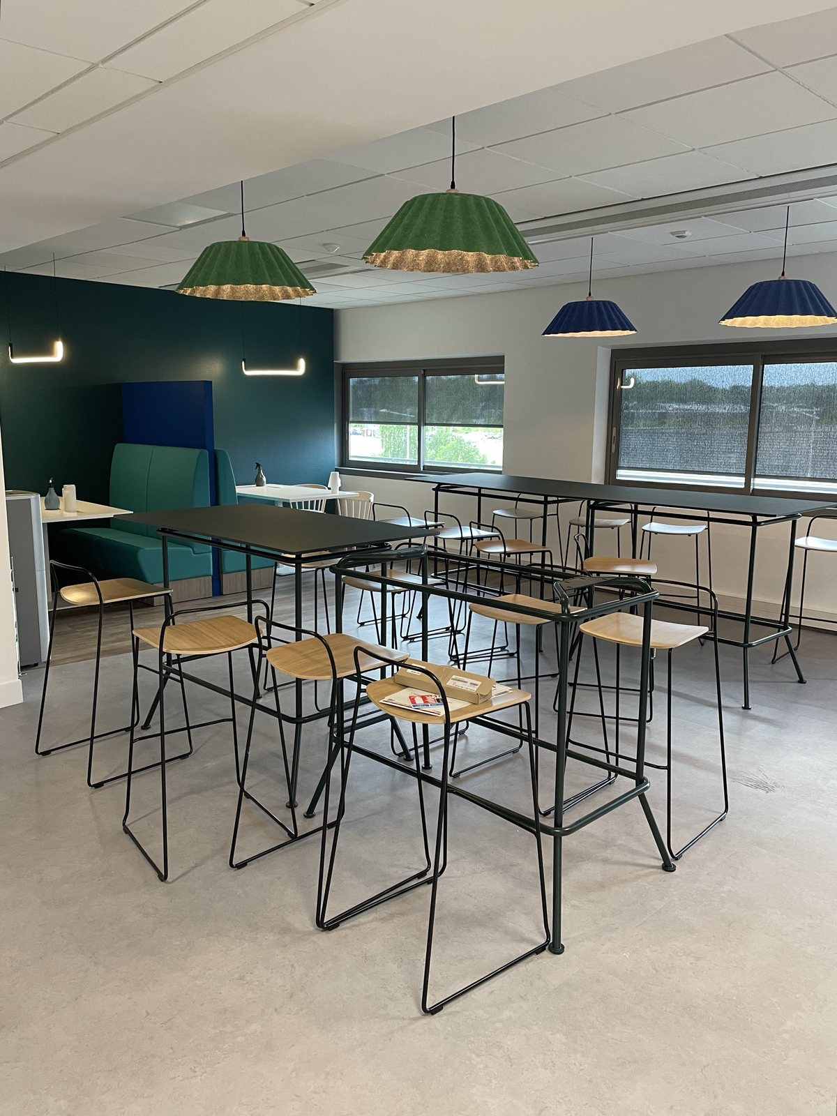 Installation d'éclairage (suspensions design et appliques LED) d'une salle de pause — Volts & Watts, électricien