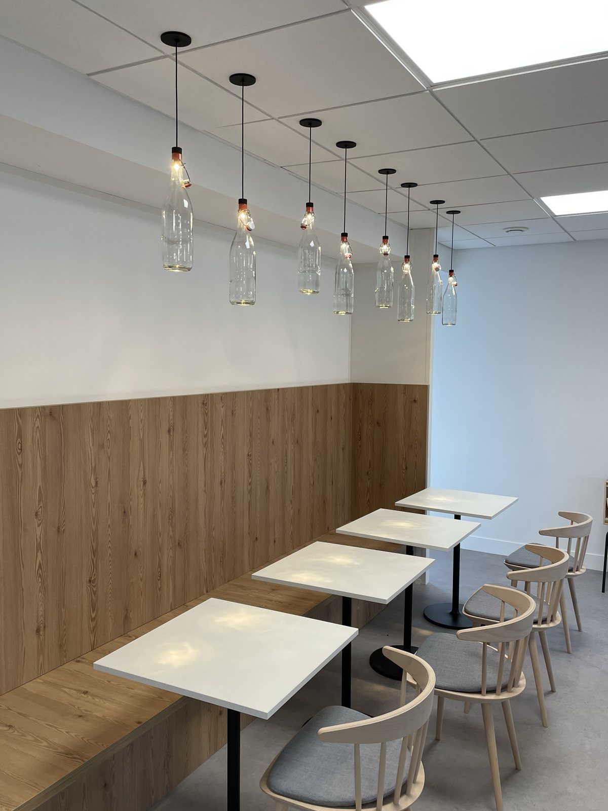 Installation d'éclairage décoratif à filament ambré dans un espace professionnel — Volts & Watts, électricien