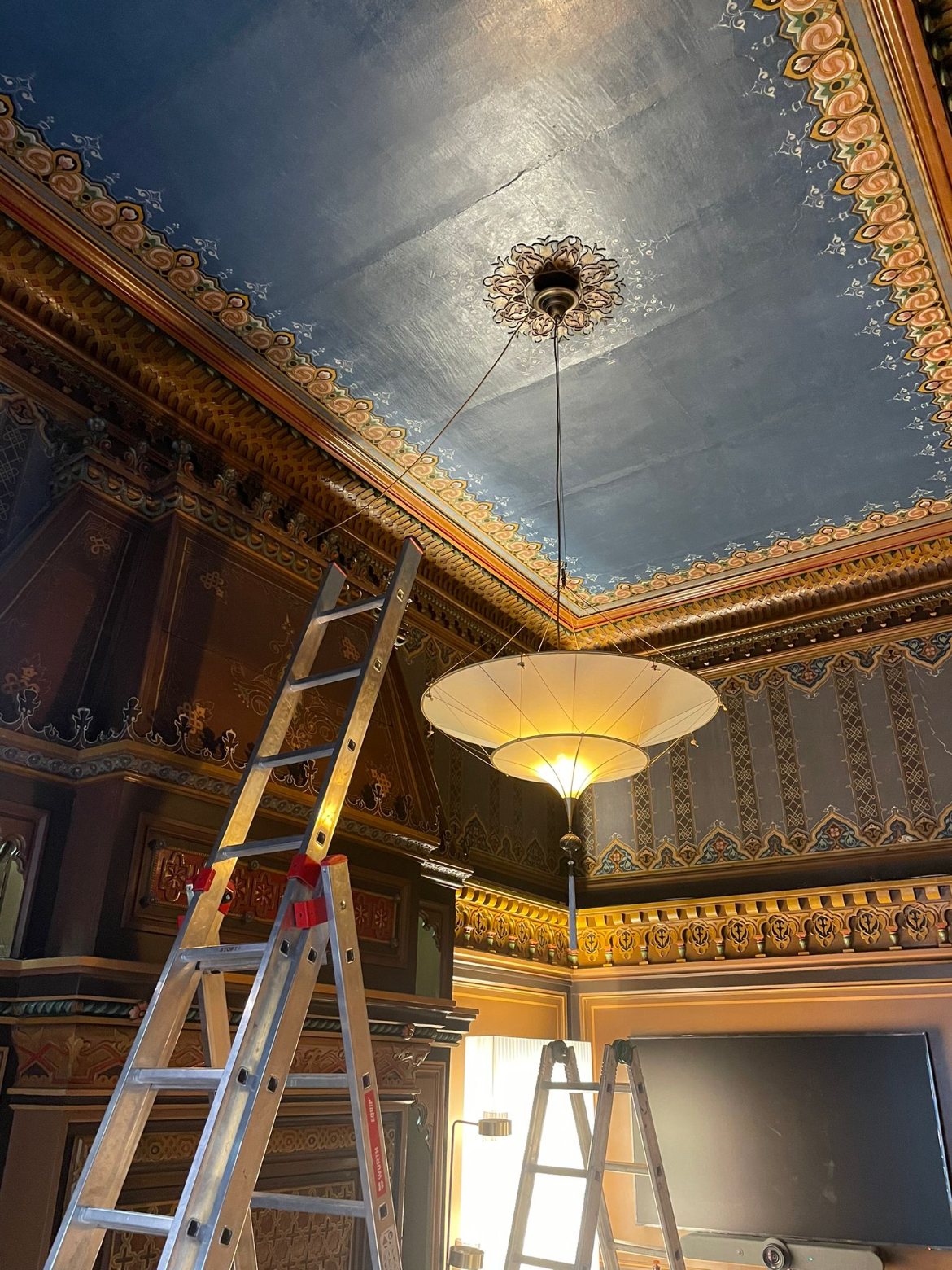 Création d'un circuit électrique et pose d'un luminaire décoratif dans une pièce classée aux Monuments historiques, intervention en milieu délicat — Volts & Watts, électricien