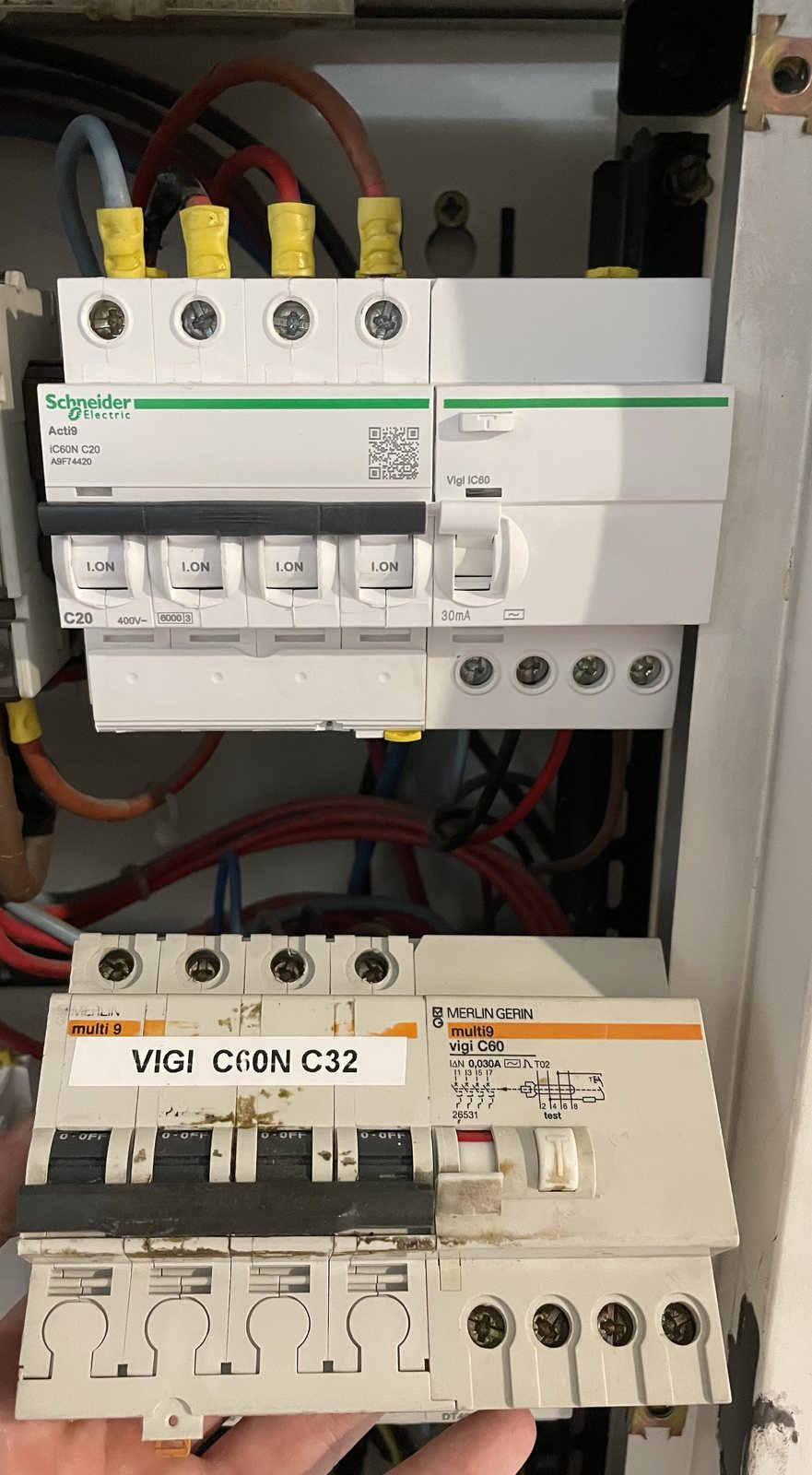 Remplacement de disjoncteurs et blocs différentiels pour mise aux normes sur installation existante — Volts & Watts, électricien